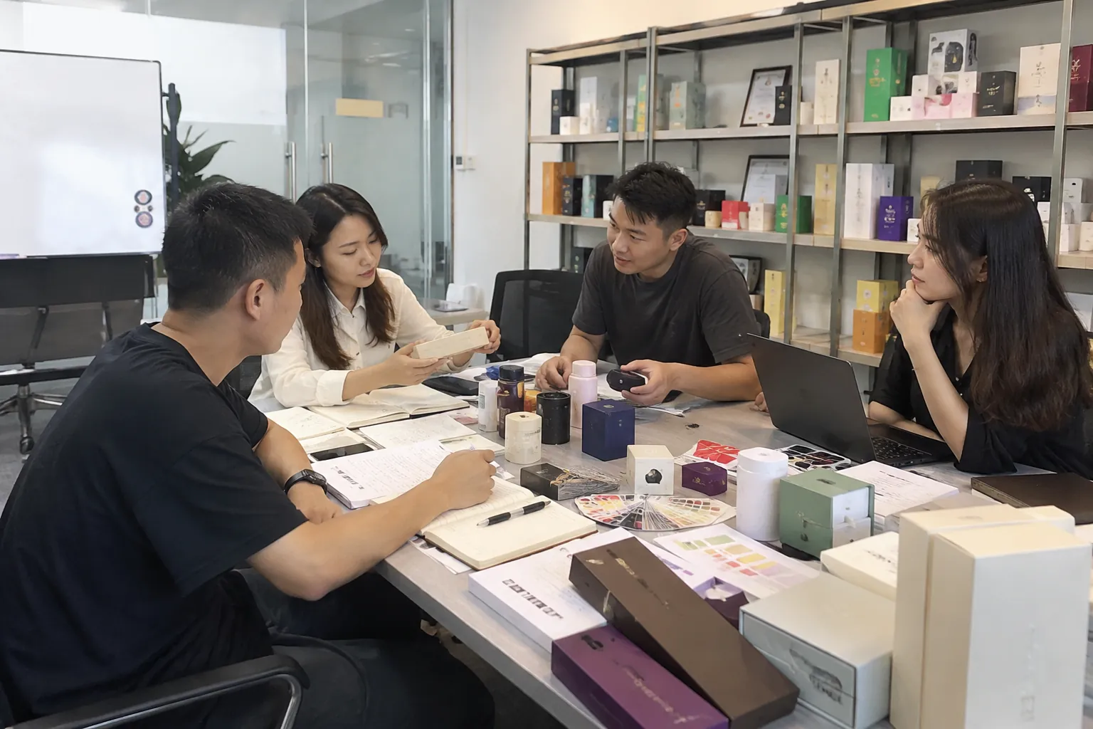 Équipe JKT Sourcing examinant les détails des fournisseurs et produits