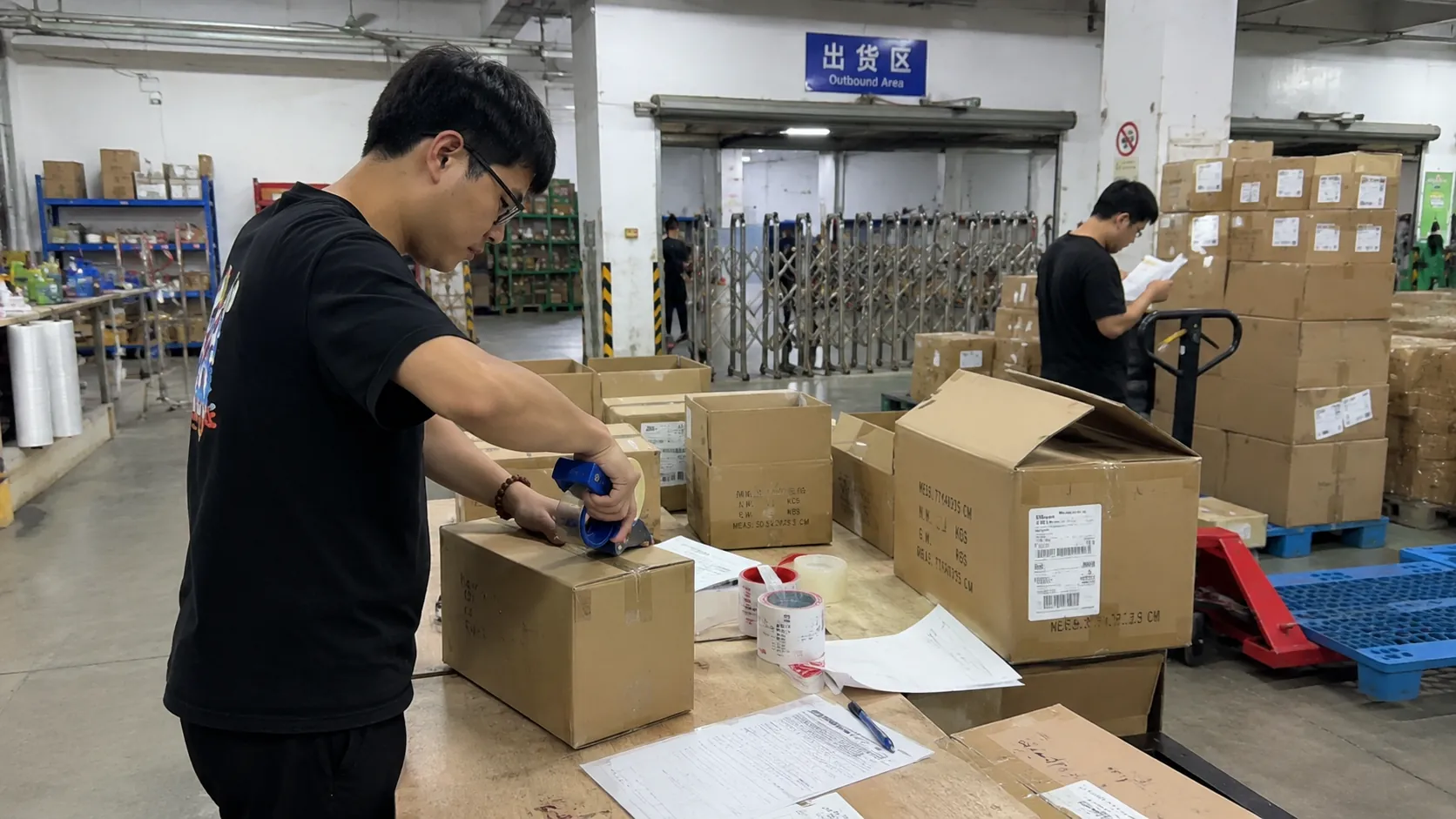 Equipo de sourcing en China revisando proveedores, muestras y detalles del pedido
